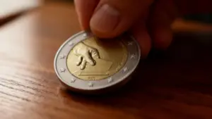 Primo piano di una moneta da 2 euro Malta 2011 tenuta da una mano