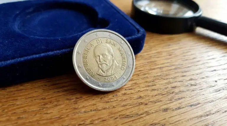 Moneta da 2 euro di San Marino del 2004 appoggiata su una scatola blu