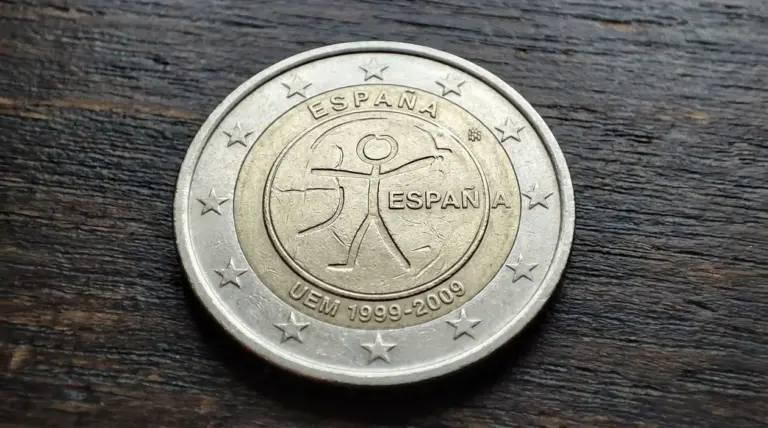 Moneta da 2 euro Spagna 2009 con figura stilizzata e stelle grandi sul bordo