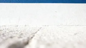 Superficie chiara con fondo bianco e fascia blu in alto