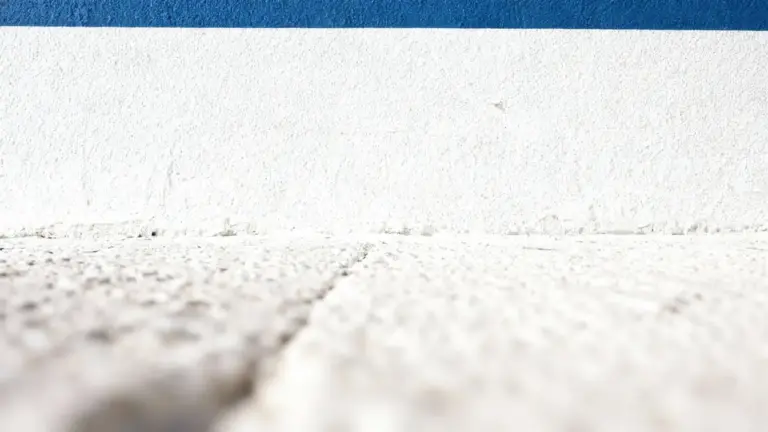 Superficie chiara con fondo bianco e fascia blu in alto