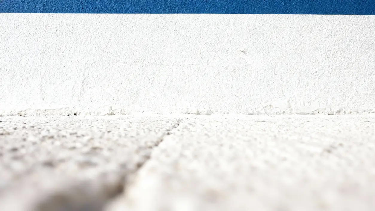 Superficie chiara con fondo bianco e fascia blu in alto