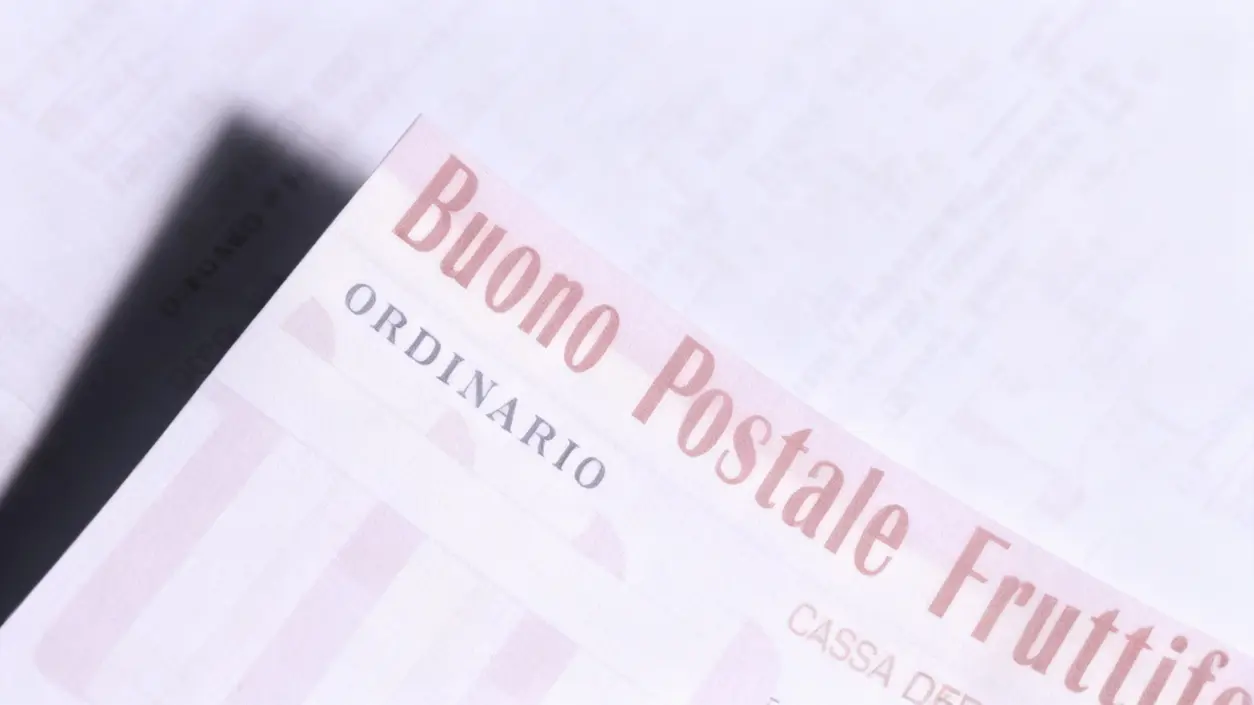 Dettaglio di un buono fruttifero postale su sfondo chiaro