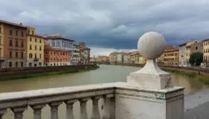 Vista di edifici colorati lungo un fiume con cielo nuvoloso, osservata da un ponte in pietra