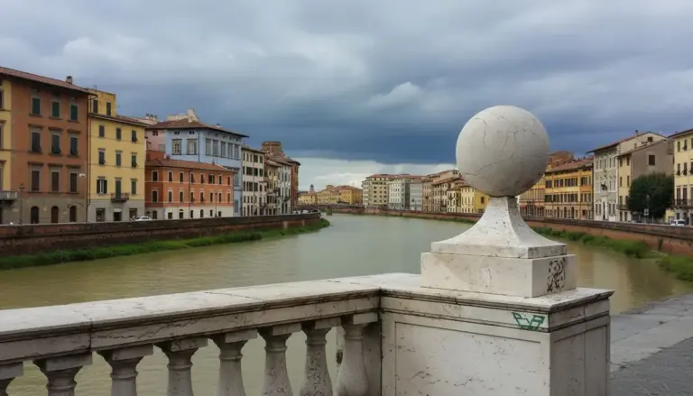 Vista di edifici colorati lungo un fiume con cielo nuvoloso, osservata da un ponte in pietra