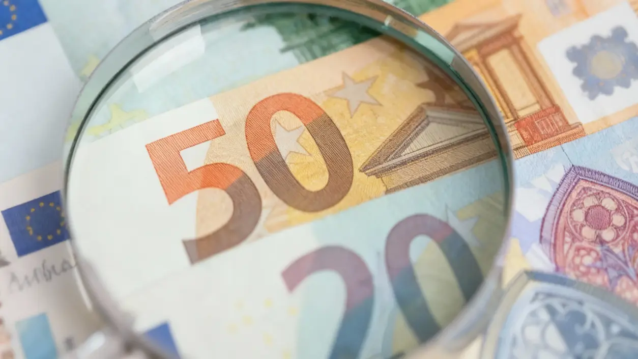 Banconote in euro viste attraverso una lente d'ingrandimento