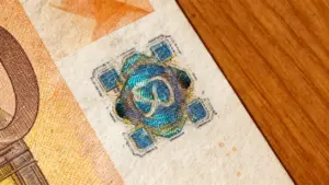 Dettaglio di una banconota da 100 euro con simbolo di sicurezza olografico visibile
