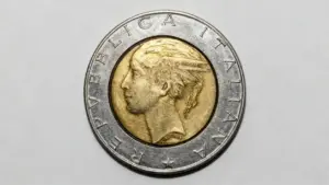 Moneta italiana da 500 lire bimetallica del 1982 vista da vicino
