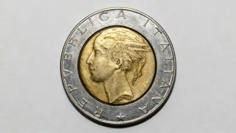 Moneta italiana da 500 lire bimetallica del 1982 vista da vicino