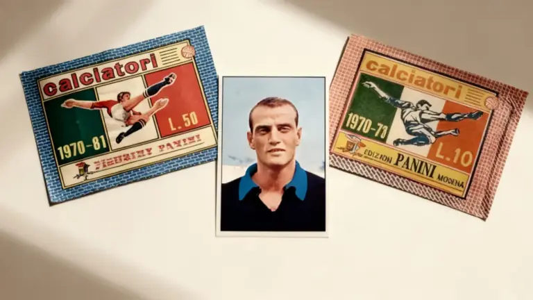 Bustine vintage Panini Calciatori e una figurina di un calciatore su sfondo chiaro