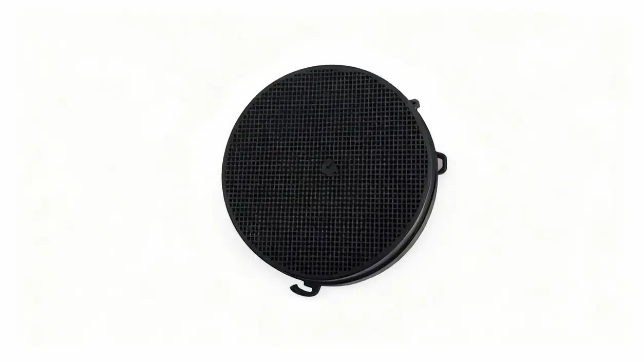 Filtro tondo per cappa da cucina visto in primo piano su sfondo bianco