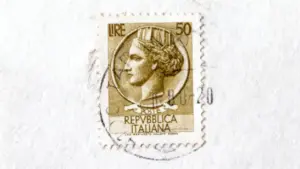 Francobollo da 50 lire della serie Siracusana con effigie femminile e annullo postale