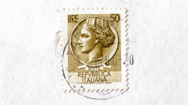 Francobollo da 50 lire della serie Siracusana con effigie femminile e annullo postale