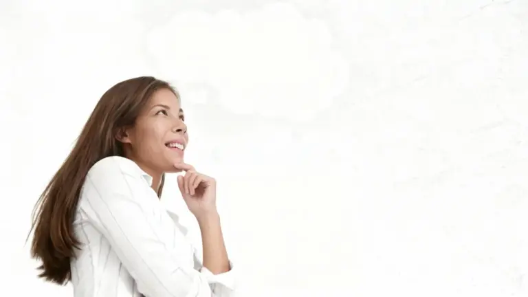 Persona pensierosa che guarda verso l'alto con espressione ispirata