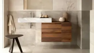 Mobile da bagno in legno con lavabo sospeso e decorazioni minimaliste