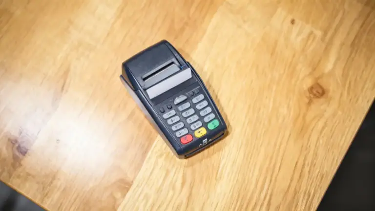 Dispositivo POS su un tavolo di legno chiaro