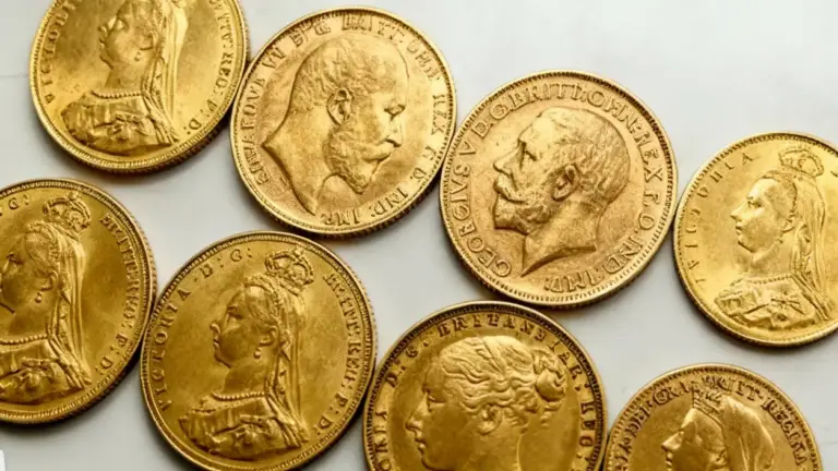 Monete inglesi antiche in oro con profili di sovrani britannici