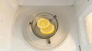 Fette di limone in una ciotola di vetro nel microonde