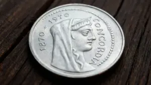 Vecchia moneta da 1000 lire in argento posata su una superficie in legno