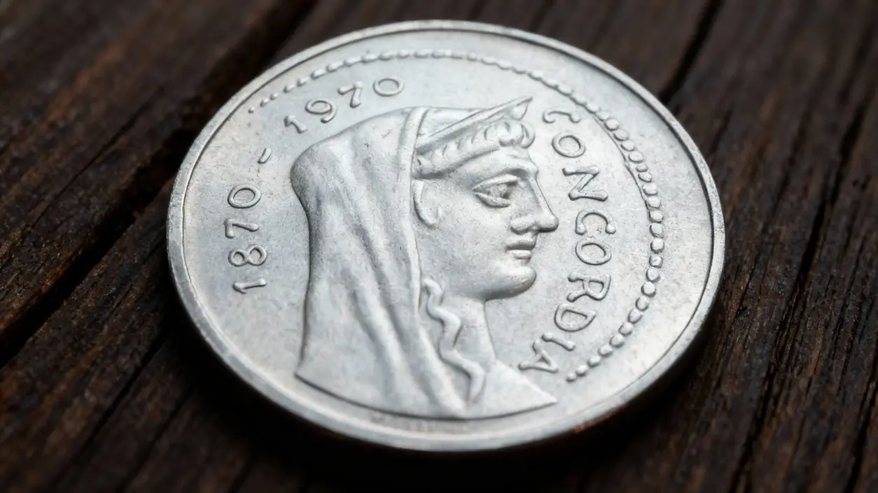 Vecchia moneta da 1000 lire in argento posata su una superficie in legno
